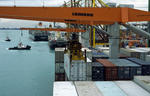 Foto, Bild: Blick von der Schiffsbrcke eines Containerschiffs im Hafen von Singapur