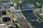 Foto, Bild: Blick ber City mit Flinders Street Station und Yarra River mit Footbridge und Federation Square