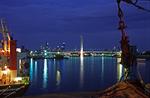 Foto, Bild: Blick von einem Containerschiff im Hafen auf die Charles Grimes Bridge und City von Melbourne in der Blauen Stunde