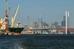 Foto, Bild: Blick von einem Schiff im Hafen auf die Charles Grimes Bridge und City von Melbourne