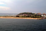 Foto, Bild: Strand von Nobbys Beach Reserve von der Schiffsbrcke eines Containerschiffes aus