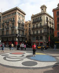 Foto, Bild: Pflastermosaik von Joan Miro auf der Flaniermeile La Rambla