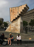 Foto, Bild: Schachspieler vor der Skulptur auf der Placa de Catalunya am Ende der Rambla