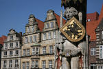 Foto, Bild: Roland vor den historischen Gebuden am Marktplatz