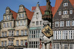 Foto, Bild: Roland vor den historischen Gebuden am Marktplatz