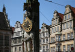 Foto, Bild: Roland vor den historischen Gebäuden am Marktplatz