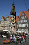 Foto, Bild: Kindergruppe am Roland vor den historischen Gebuden am Marktplatz