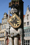 Foto, Bild: Roland vor historischen Gebäuden am Marktplatz