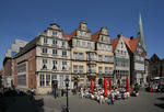 Foto, Bild: historische Häuser am Marktplatz mit Restaurants