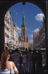 Foto, Bild: Blick durch das Goldene Tor auf Langgasse und Rathaus