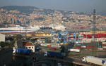 Foto, Bild: Blick ber den Containerhafen und die Fhrterminals auf die City von Genua