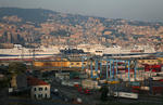 Foto, Bild: Blick ber den Containerhafen und die Fhrterminals auf die City von Genua