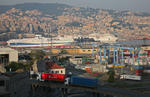 Foto, Bild: Blick ber den Containerhafen und die Fhrterminals auf die City von Genua