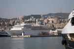 Foto, Bild: Blick vom Porto Antico auf die Fhrterminals mit Ponte Colombo und die City