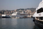 Foto, Bild: Blick vom Porto Antico auf die Fhrterminals mit Ponte Colombo und die City