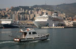 Foto, Bild: Blick vom Porto Antico auf die Fhrterminals mit Ponte Colombo und City