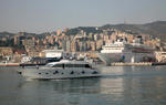 Foto, Bild: Blick vom Porto Antico auf die Fhrterminals mit Ponte Colombo und die City