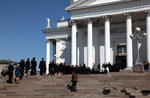 Foto, Bild: Dom (Tuomiokirkko) von Helsinki am Senatsplatz (Senaatintori) und Hochzeitsgesellschaft