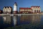 Foto, Bild: wieder aufgebaute Huser und Leuchtturm an der Pregelpromenade von Fischdorf