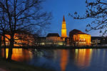 Foto, Bild: Stadtsee (Kleiner Kiel) mit Rathaus und Opernhaus vom Lorentzendamm aus abends