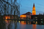 Foto, Bild: Stadtsee (Kleiner Kiel) mit Rathaus und Opernhaus vom Lorentzendamm aus abends