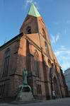 Foto, Bild: St. Nikolaikirche mit der Skulptur Geistkmpfer von Ernst Barlach 1928