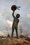 Foto, Bild: Skulptur Winkender Junge auf der Promenade am kurischen Haff