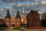 Foto, Bild: Holstentor mit Löwen und Petrikirche (St. Petri) in Lübeck