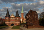 Foto, Bild: Holstentor mit Lwen und Petrikirche (St. Petri) in Lbeck