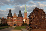 Foto, Bild: Holstentor mit Lwen und Petrikirche (St. Petri) in Lbeck