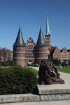 Foto, Bild: Holstentor mit Lwen und Petrikirche (St. Petri) in Lbeck