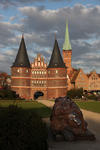 Foto, Bild: Holstentor mit Lwen und Petrikirche (St. Petri) in Lbeck