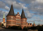 Foto, Bild: Holstentor mit Dom und Petrikirche (St. Petri) in Lbeck