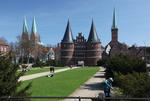 Foto, Bild: Holstentor mit Marienkriche (St. Marien) und Petrikirche (St. Petri) in Lbeck