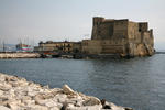 Foto, Bild: Castel dell´Ovo ist eine Hafenburg auf einem vorgelagerten Felsen aus dem 9. Jh. (Neubau 12. Jh.)