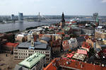 Foto, Bild: Blick von der Petrikirche auf die Altstadt und Düna (Daugava) und die Schrägseilbrücke Vansu Tilts