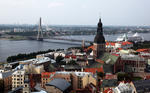 Foto, Bild: Blick von der Petrikirche auf die Altstadt und Düna (Daugava) mit der Schrägseilbrücke Vansu Tilts