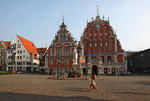 Foto, Bild: Rathausplatz mit Schwarzhupterhaus und Roland