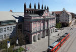 Foto, Bild: Das Rathaus mit seinen sieben gotischen Trmen und dem barocken rosa Vorbau von 1719