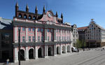 Foto, Bild: Das Rathaus mit seinen sieben gotischen Trmen und dem barocken rosa Vorbau von 1719