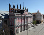 Foto, Bild: Das Rathaus mit seinen sieben gotischen Türmen und dem barocken rosa Vorbau von 1719