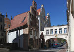 Foto, Bild: berweg ber die Strae Hinter dem Rathaus