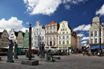 Foto, Bild: Neuer Markt mit Skulptur und Giebelhusern