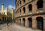 Foto, Bild: Fassaden der Stierkampfarena (Plaza de Toros) von 1860 und des Hauptbahnhofs