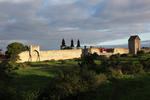 Foto, Bild: die Stadtmauer von Visby aus dem 13. Jh. im ersten Morgenlicht
