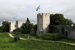 Foto, Bild: die Stadtmauer von Visby aus dem 13. Jh. mit Fahnen