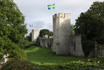 Foto, Bild: die Stadtmauer von Visby aus dem 13. Jh. mit Fahnen