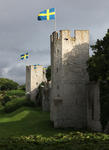 Foto, Bild: die Stadtmauer von Visby aus dem 13. Jh. mit Fahnen