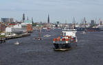 Foto, Bild: Skyline Hamburgs mit Containerschiff und Michel vom Containerschiff aus