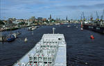 Foto, Bild: Skyline Hamburgs mit Containerschiff und Michel vom Containerschiff aus